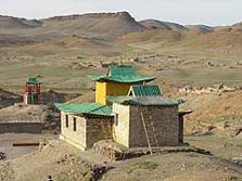 Zentralasien, Mongolei: Gobi-Expedition - Steinhaus mit buntem Dach